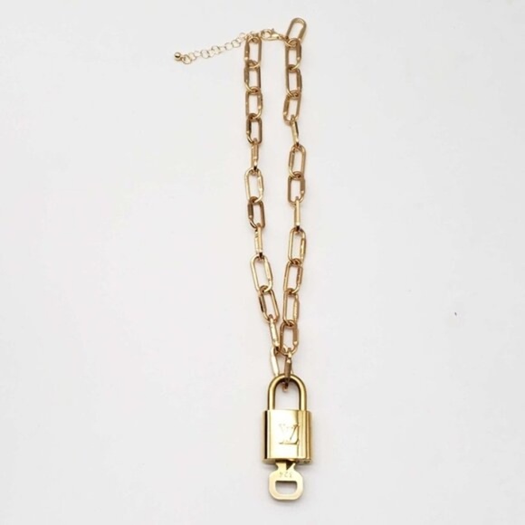 Authentic Louis Vuitton Lock & Key with unbrandGold Plated Chain Necklace - Picture 4 of 9